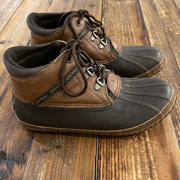 Boys Sperry boots, size 5. - Picture 2 of 6